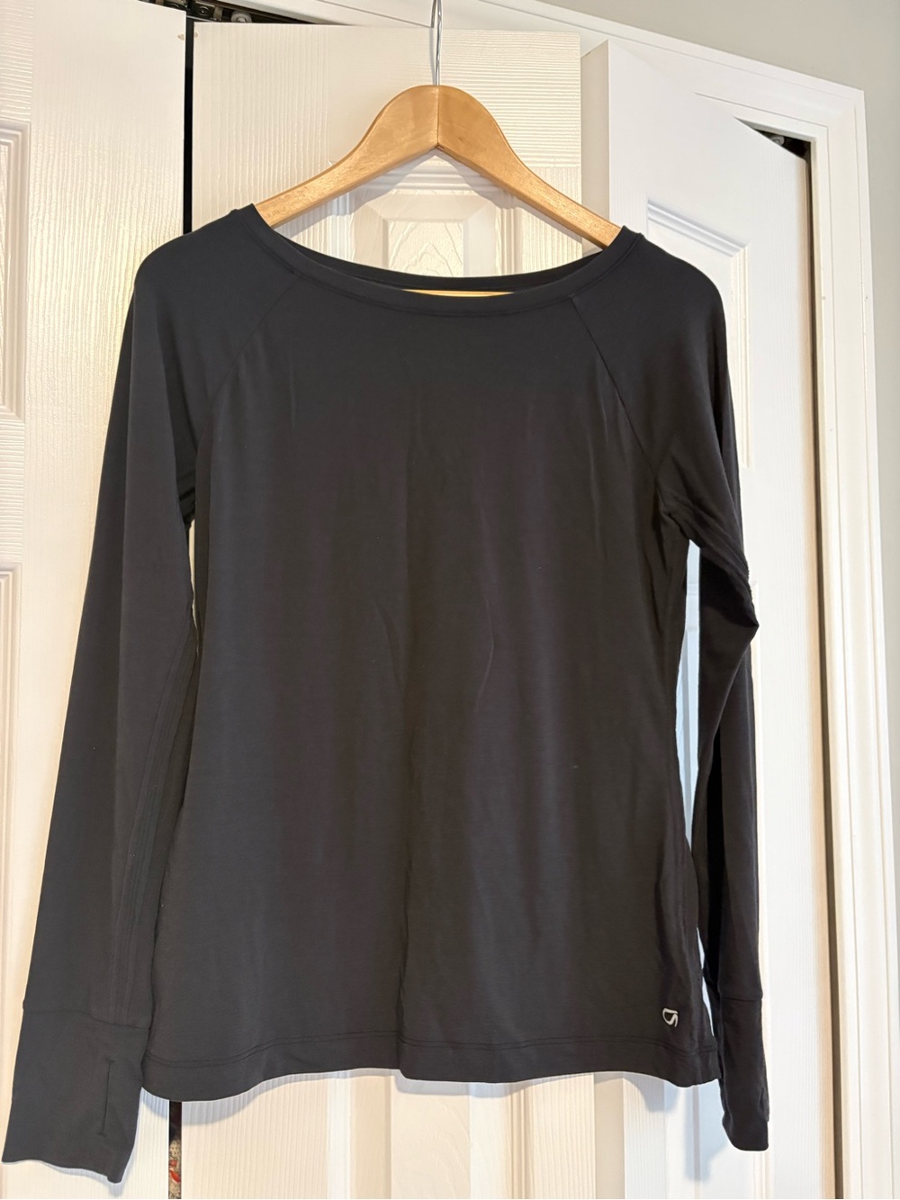 GAP Black Long-Sleeve Women's Tee
